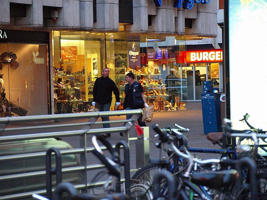 Herrenlose Einkaufstuete gesprengt Koeln Schildergasse P349.JPG